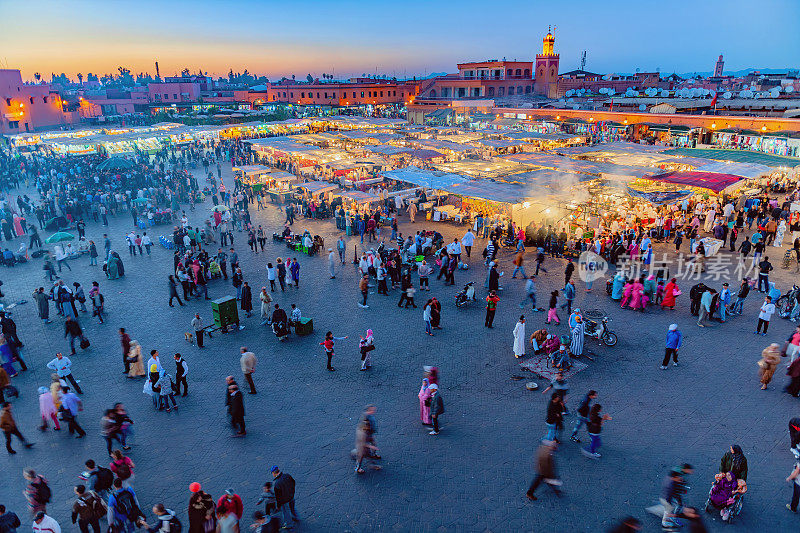 晚上Djemaa El Fna广场与库图比亚清真寺，马拉喀什，摩洛哥，北非